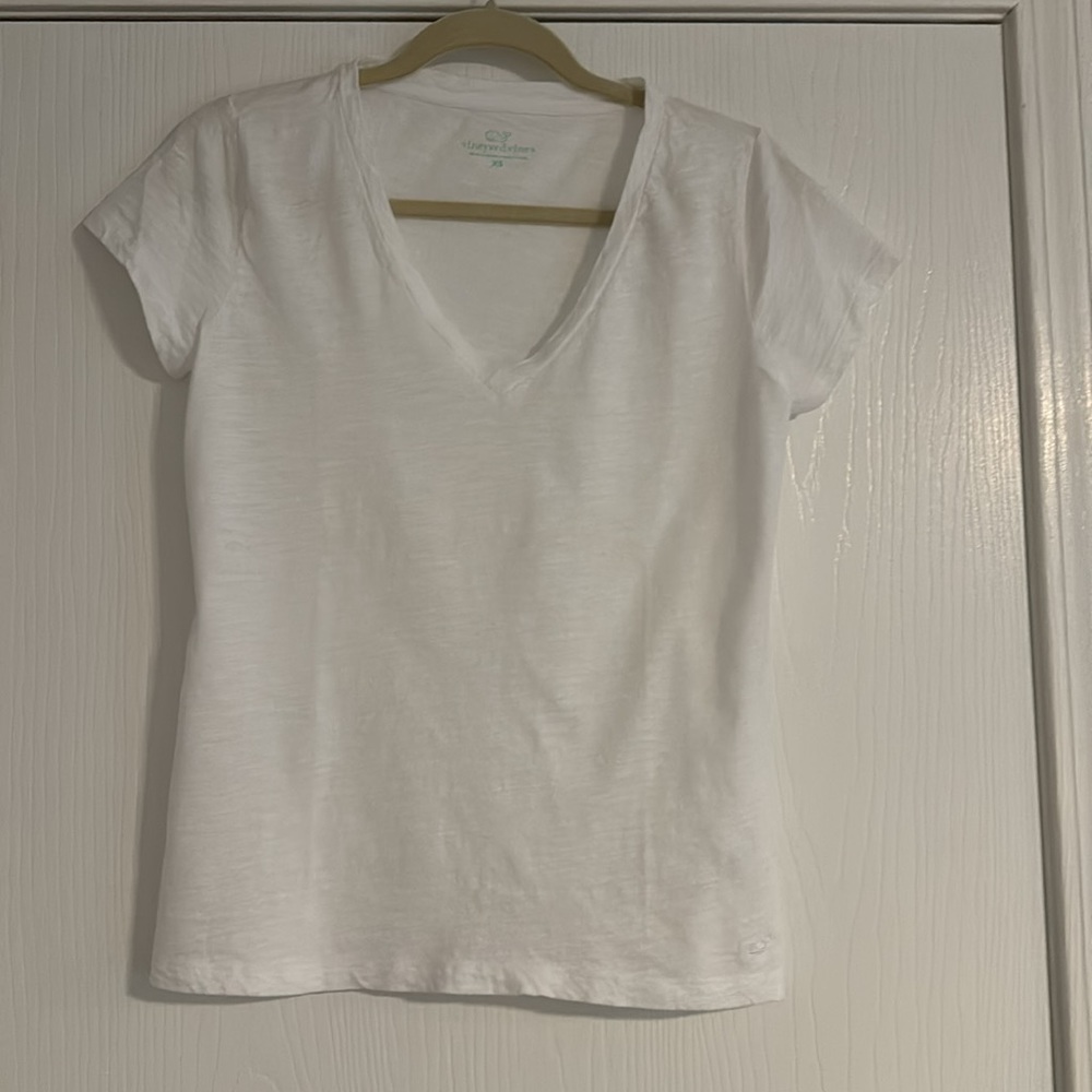 Vineyard Vines V-neck T-shirt — XS, white